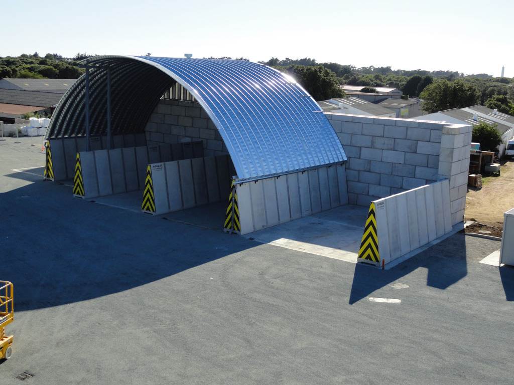 Aire de stockage avec couverture fixe